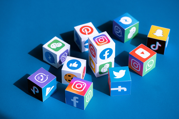 cubes différents réseaux sociaux : Facebook, Twitter, Instagram, TikTok